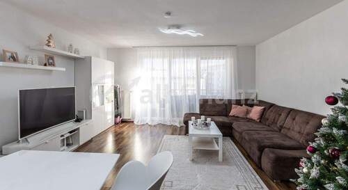 großes Wohnzimmer - Familientraum in Metzingen: Gepflegte 4-Zi-Wohnung mit Balkon, Aufzug & 2 Stellplätzen