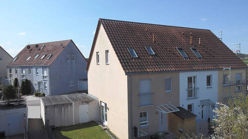 Eingangsseite mit seitlichem Garten - 