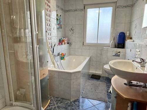 Familienbad mit Wanne und Dusche - 