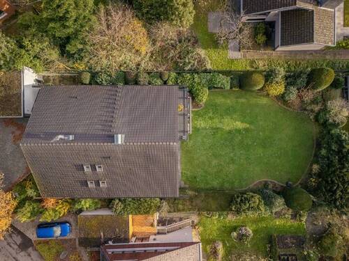 Drohnenaufnahme - 8 Zimmer Einfamilienhaus in Lage