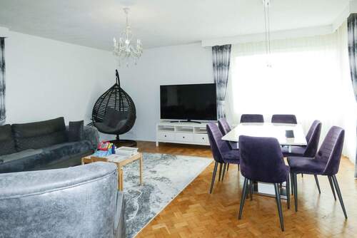 lichtdurchfluteter Wohnraum - 