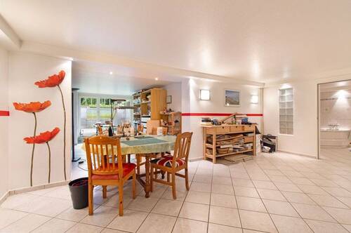 Wohnlich ausgebautes Multifunktionszimmer im Untergeschoss - 