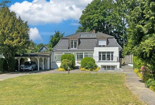 Repräsentatives Einfamilienhaus im Alstertal - Stilvolles Einfamilienhaus mit 6 Zimmern und Südgarten - Wohnen nahe des Alsterlaufs