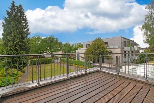 Südbalkon mit Blick in den Garten - 