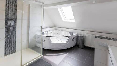 1. DG: modernes Bad mit Whirlpool & Dusche - 
