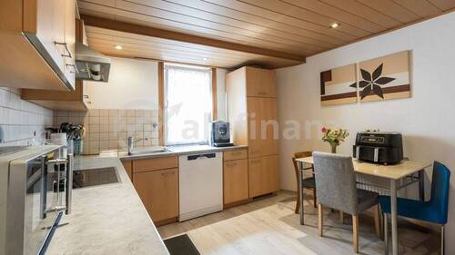 EG: separate Küche mit Sitzmöglichkeit - 