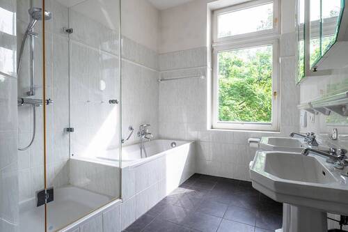 Bad mit Wanne und Dusche - 