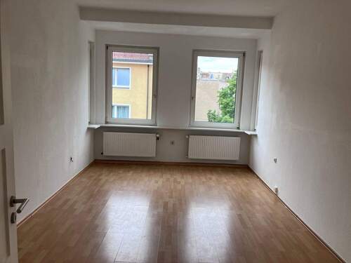 Zimmer 1 - 2er WG geeignet - Zentrumsnahe 2-Zimmerwohnung mit Balkon in 90443 Nürnberg