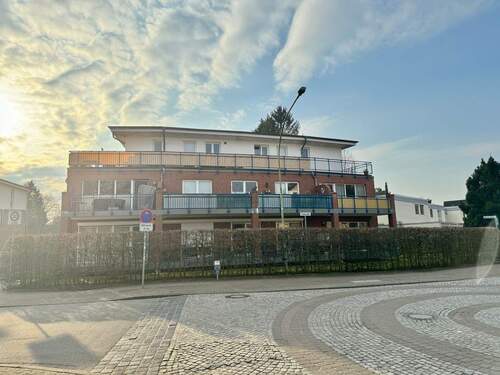Hausansicht - Pinneberg Quellental, 3-Zi. EG WHG mit großem Balkon (Hochpaterre)
