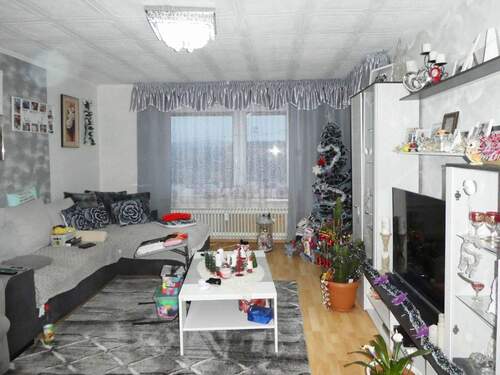 Wohnzimmermit Tür zum Balkon - 