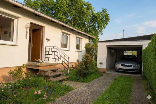 Hauseingang und Garage - 
