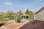 Terrasse mit Blick in den Garten - 