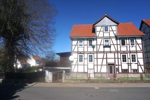 Straßenansicht vom Haus.JPG - *** Zweifamilienhaus in Homberg OT zu verkaufen***