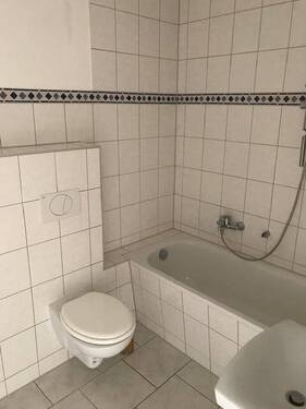 Bad mit Wanne. - Etagenwohnung mit 40,00 m&sup2; in Magdeburg zur Miete
