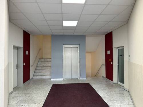 Eingangsbereich mit Fahrstuhl - 