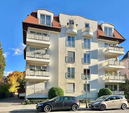 Haus Vorderansicht - 2-Zimmer-Dachgeschosswohnung mit 2 Balkonen, Aufzug und TG-Stellplatz im schönen Dresden-Striesen