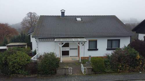 Außenansicht vorne - 8 Zimmer Einfamilienhaus zum Kaufen in Dietzhölztal / Steinbrücken