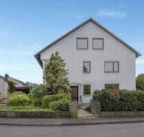 Beeindruckende Doppelhaushälfte mit lichtdurchfluteten Räumen in ruhiger Lage - Kleinrinderfeld