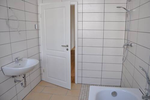 Bad mit Wanne/ Dusche - 