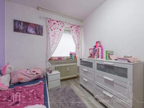 Schlafzimmer 2 - Etagenwohnung mit 81,50 m&sup2; in Emden zur Miete