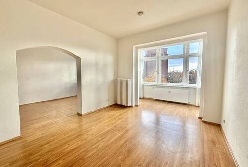 Wohnzimmer mit Wintergarten - 3 Zimmer Etagenwohnung zum Kaufen in Berlin
