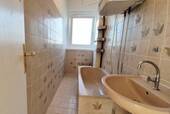 Wannenbad mit Fenster - 