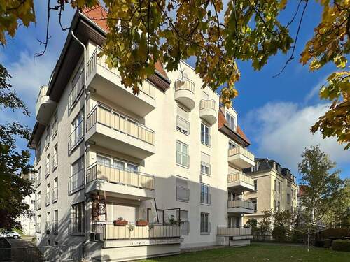 Haus Hinteransicht - 2-Zimmer-Dachgeschosswohnung mit Balkon und Aufzug im beliebten Dresden-Striesen