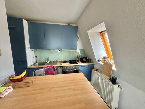Küche mit Tresentisch - Etagenwohnung in Dresden zum Kaufen