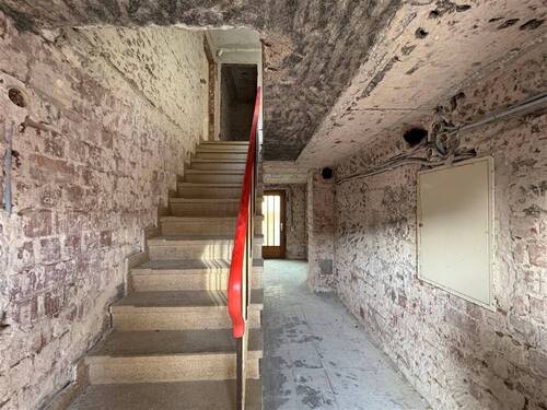 Treppe zum 1. OG und Blick zur Haustüre - 