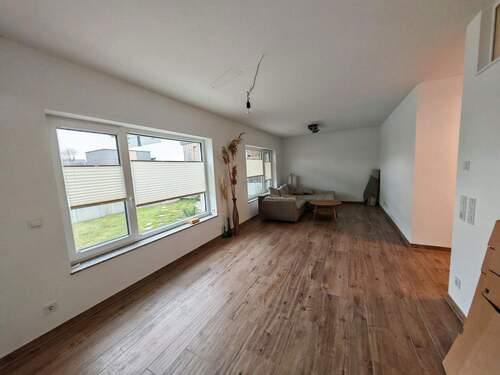 Bild 1 - Exklusive, neuwertige Erdgeschoss Wohnung mit 2 Terrassen und 2 Stellplätzen, provisionsfrei