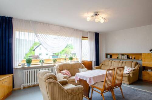 Wohnzimmer mit Blick auf Terrasse - 