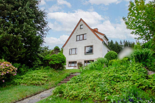 Ansicht Haus mit Garten - 7 Zimmer Einfamilienhaus in Steinbach-Hallenberg
