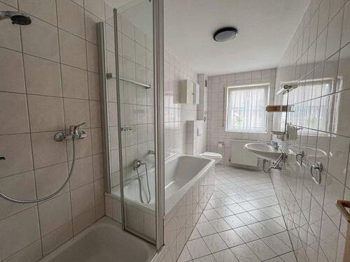 Tageslichtbad mit Dusche - 