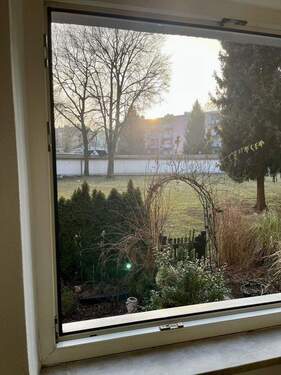 Blick auf den Park - Helle 1,5-Zimmer-Wohnung mit EBK & saniertem Bad - ruhig & grün 