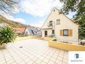 Rückansicht / Terrasse - Zwei Etagen mit einer 60 m² großen Terrasse und Außenstellplatz, in Bad Münster am Stein - Ebernburg