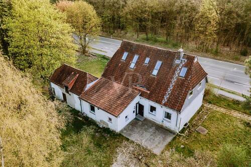 Sanierungsobjekt mit Potenzial – Haus mit Nebengebäuden - 9 Zimmer Mehrfamilienhaus, Wohnhaus zum Kaufen in Adendorf