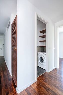 Flur mit Zugang zum und Bad mit Waschmaschinenanschluss - 