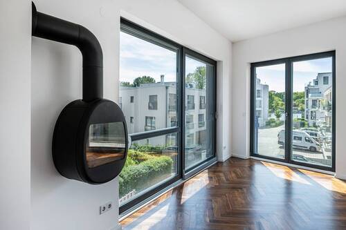 Wohnbereich mit Blick zur Spree - Traumhafte 4-Zimmer-Wohnung mit Balkon und Spreeblick in Berlin Friedrichshain