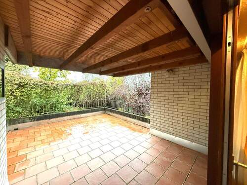 Die Frühstücksterrasse - auf der Ostseite & blickgeschützt - 