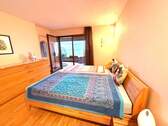 Elternschlafzimmer mit Zugang zur Loggia - 