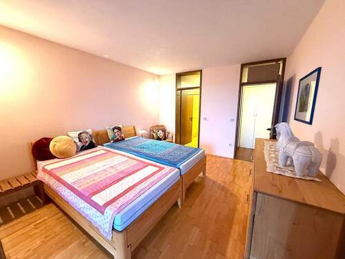 Elternschlafzimmer mit Zugang zur eigenen Ankleide - 