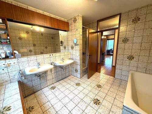 Das Badezimmer bietet viel Platz & Licht - 