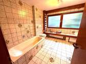 Wanne, Dusche, Toilette, Doppelwaschtisch - und immer noch Platz! - 