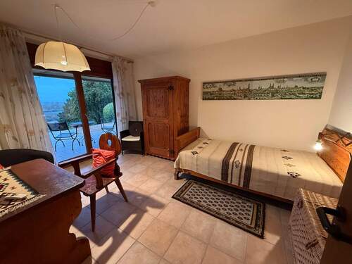 Ein weiteres Kinderzimmer im Gartengeschoss - mit Zugang zur Terrasse - 