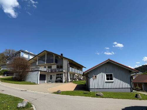 Hausansicht - Großes Mehrfamilienhaus in toller, ländlicher Lage mit Weitblick, incl. Bauplatz !