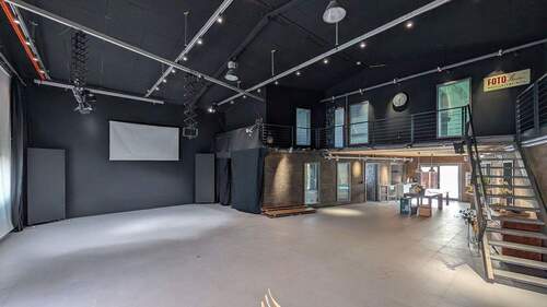 Halle - Loftartige 200qm Fläche mit angrenzenden Büroräumen + 100 qm Büroräume im Obergeschoss