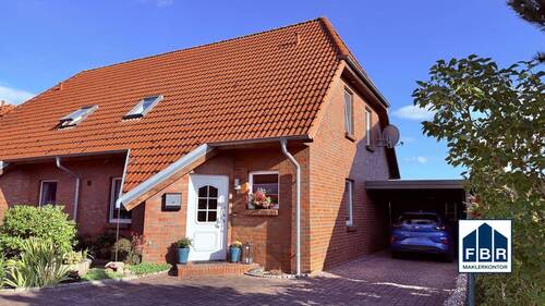 Eingangssituation mit Carport - 4 Zimmer Doppelhaushälfte in Plate