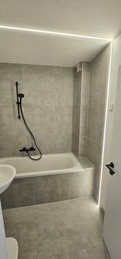 Bad_1 mit LEDs - 3 Zimmer Etagenwohnung in Wolfsburg