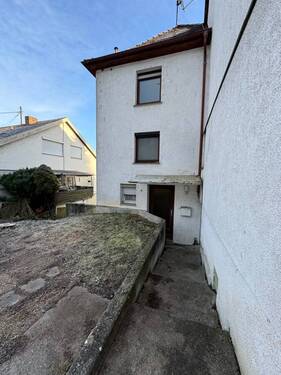 Eingang Anliegerwohnung und Stellplatz - 6 Zimmer Mehrfamilienhaus, Wohnhaus zum Kaufen in Ludwigsburg