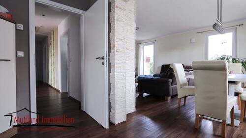 Blick von der Küche in den Wohnbereich - 